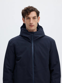 Nærbillede af hætte og krave på Selected Franklin Urban Tech parka 2.0 i Sky Captain navy