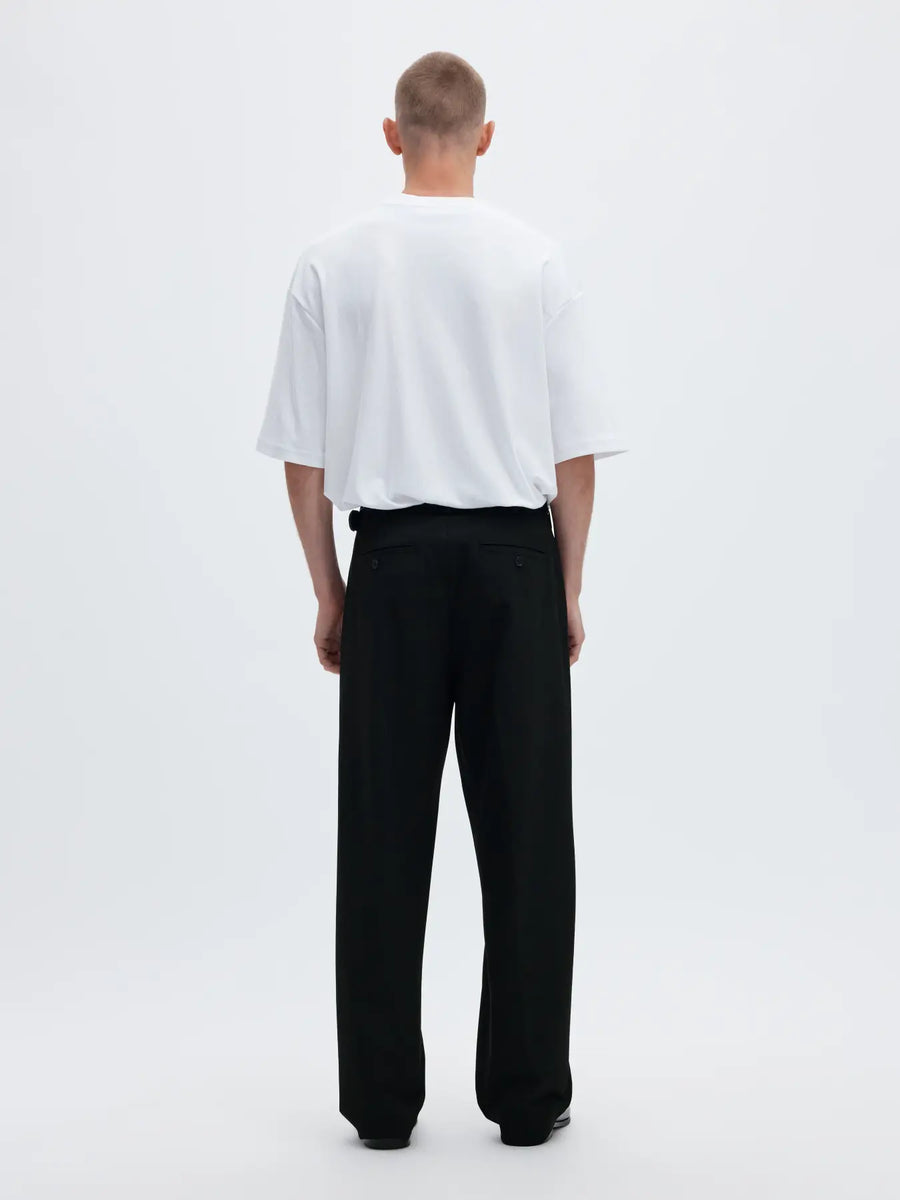 Selected 220 Loose Flex bukser i sort stylet med hvid T-shirt – helfigur
