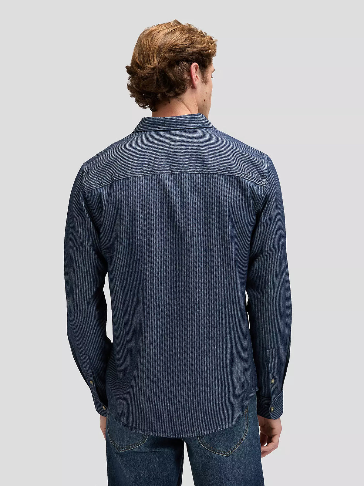 LEE Regular Leesure skjorte i indigo Railroad-struktur set bagfra