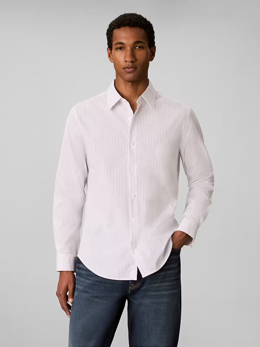 Calvin Klein Supima stretch skjorte med garnfarvede striber i hvid og lyserød – model set forfra