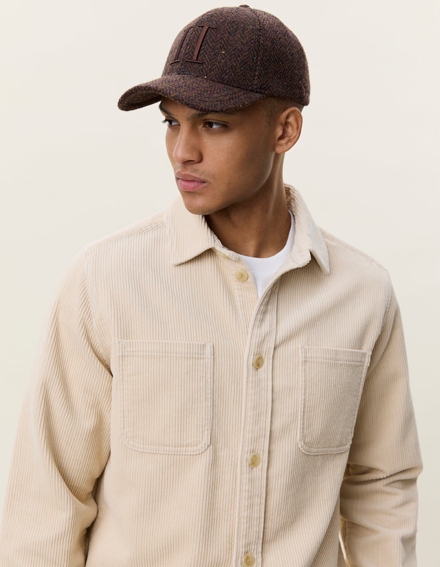 Model med kasket i Les Deux fløjls overshirt i Ivory offwhite