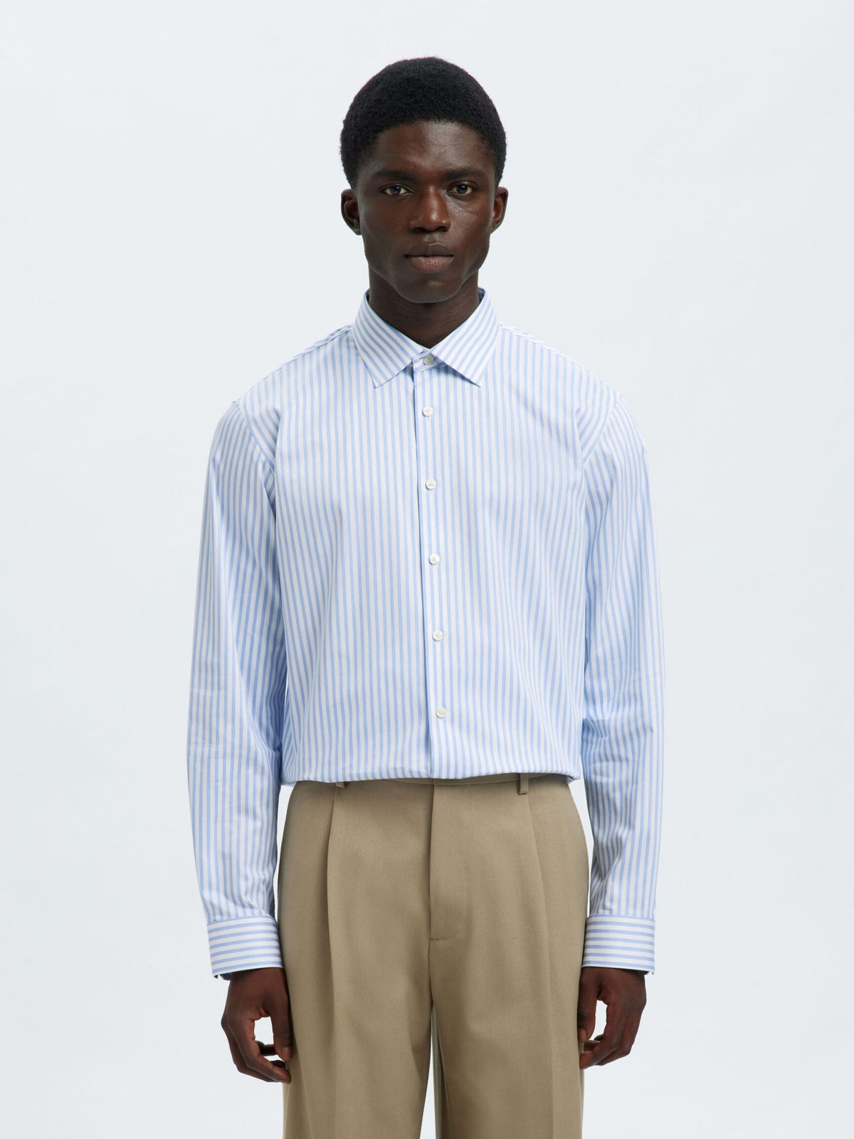 Selected Performance Stretch Slim Fit skjorte i hvid med lyseblå striber – model set forfra