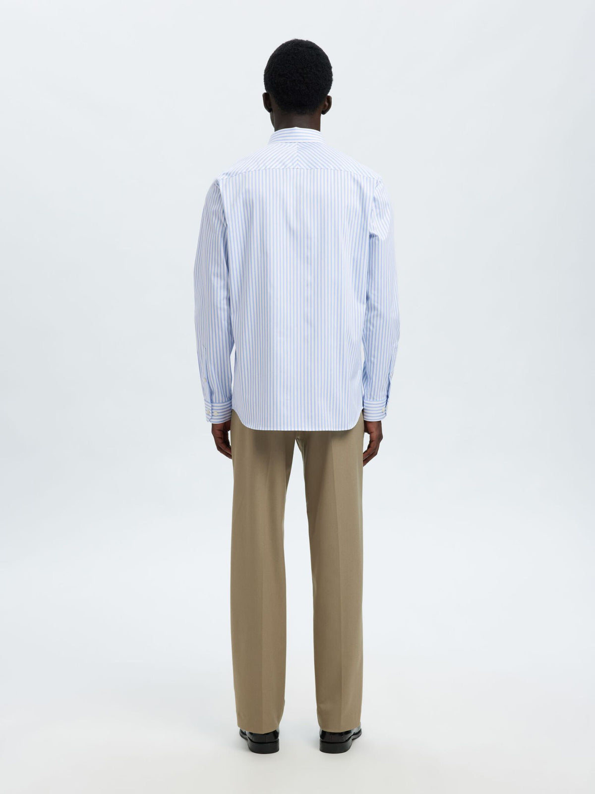 Selected Performance Stretch Slim Fit skjorte i hvid med lyseblå striber set bagfra