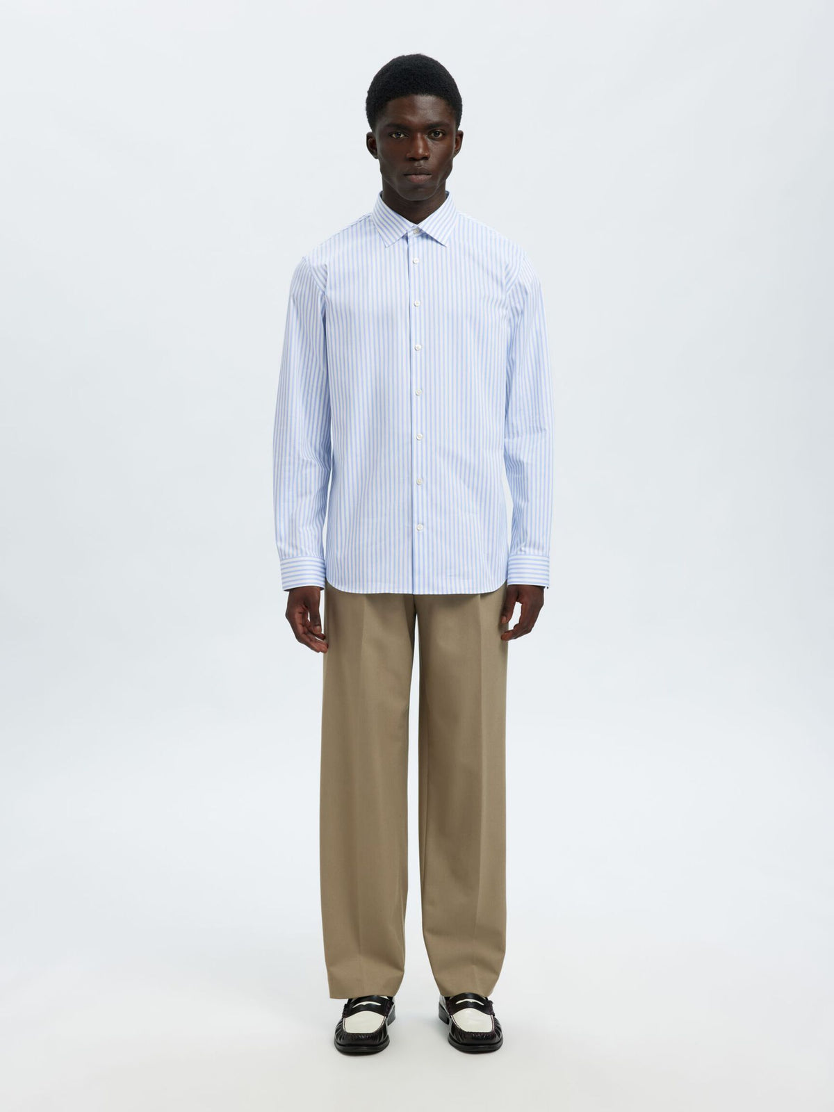 Selected Performance Stretch Slim Fit skjorte i hvid med lyseblå striber – helfigur set forfra
