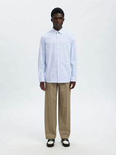 Selected Performance Stretch Slim Fit skjorte i hvid med lyseblå striber – helfigur set forfra