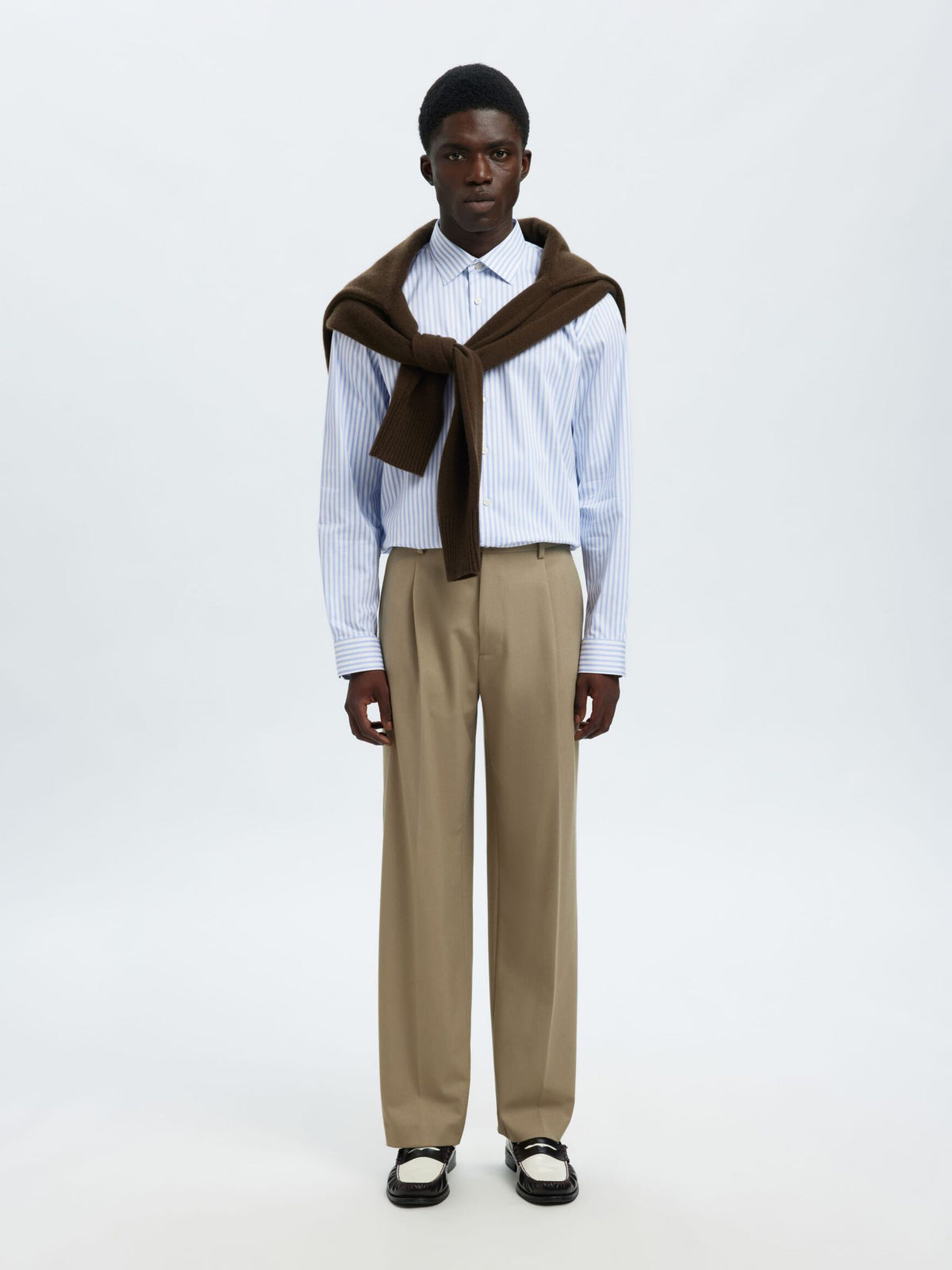 Selected Performance Stretch Slim Fit skjorte i hvid med lyseblå striber stylet med beige bukser og sweater over skuldrene