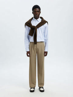 Selected Performance Stretch Slim Fit skjorte i hvid med lyseblå striber stylet med beige bukser og sweater over skuldrene