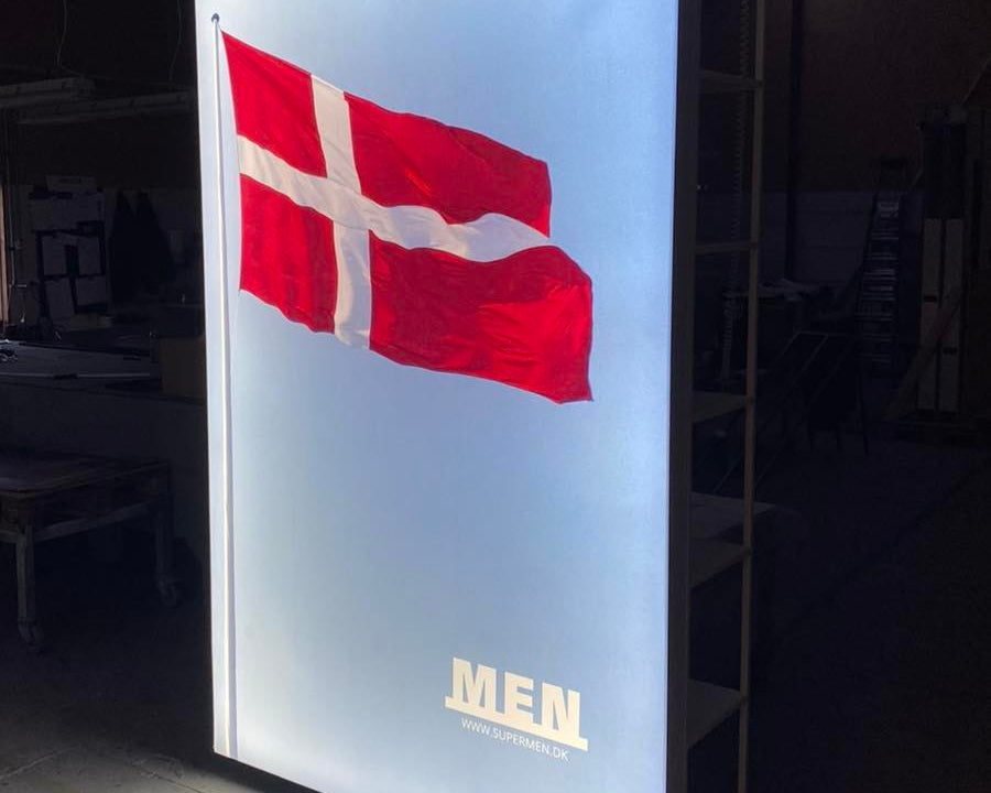 Dannebrog ved MEN-skiltet