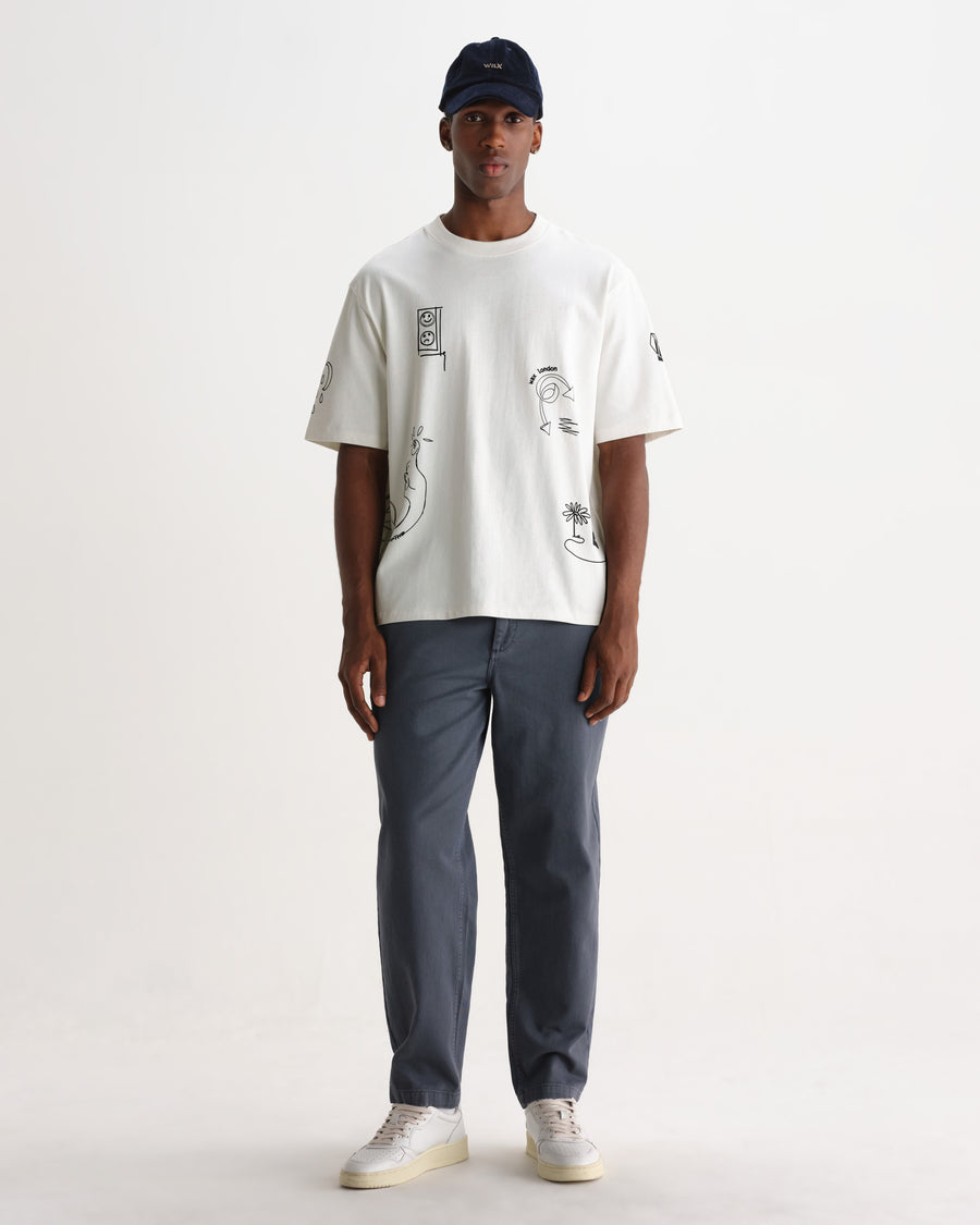 Wax London Milton T-shirt med Divide Doodle-print i ecru og navy på model – helfigur