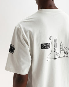 Nærbillede af rygprint på Wax London Milton T-shirt med Divide Doodle-print i ecru og navy