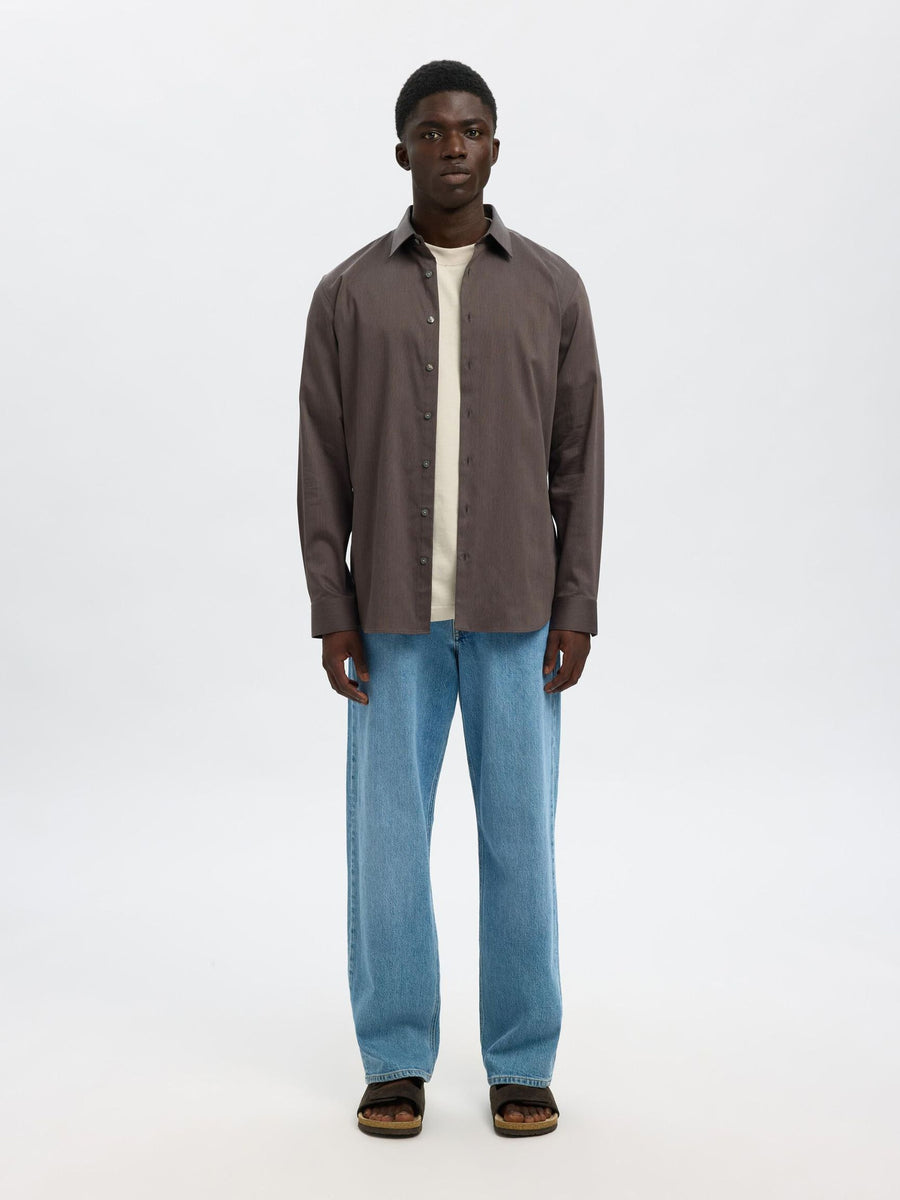 Selected Performance Stretch Slim Fit skjorte i Morel brun melange båret åben med jeans