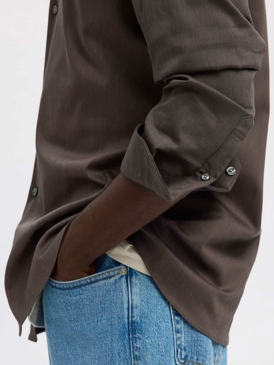 Nærbillede af ærme og stof på Selected Performance Stretch Slim Fit skjorte i Morel brun melange