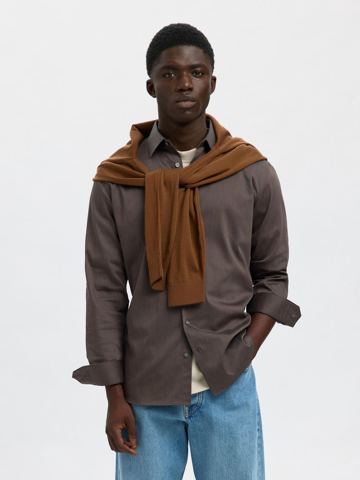 Selected Performance Stretch Slim Fit skjorte i Morel brun melange stylet med brun sweater over skuldrene