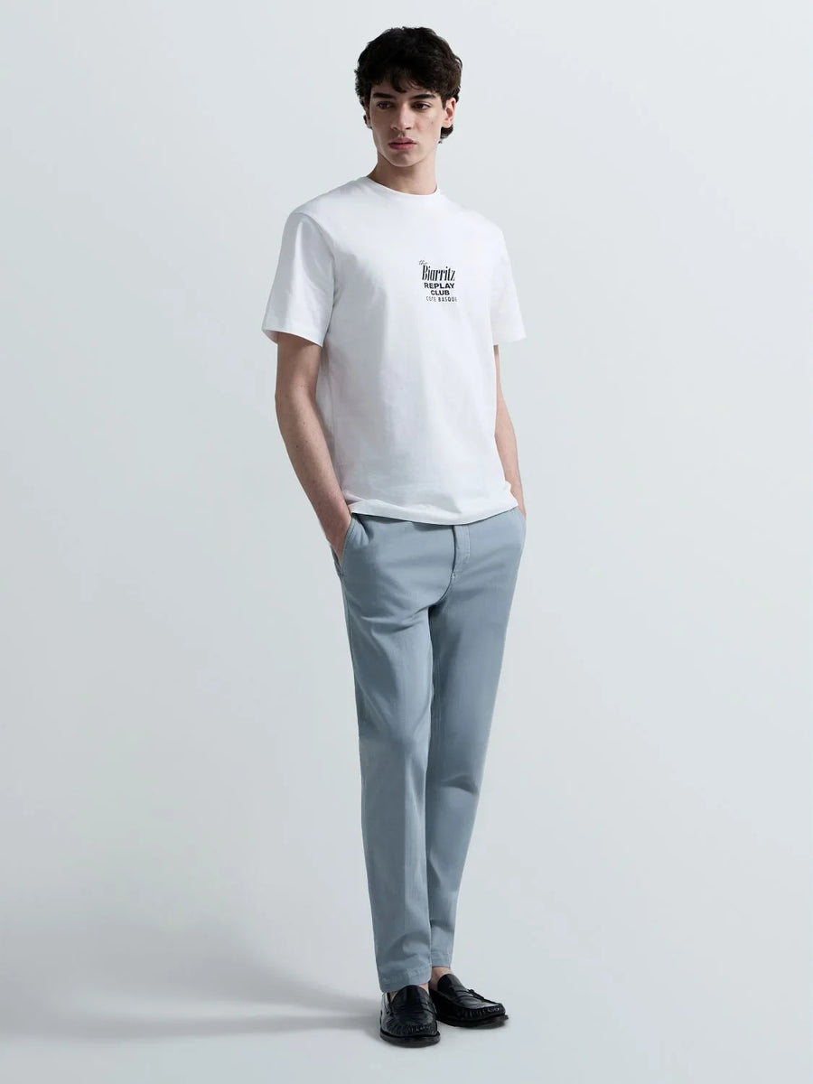 Replay Benni Regular Fit chino jeans i Pewter Blue lyseblå stylet med hvid T-shirt – helfigur