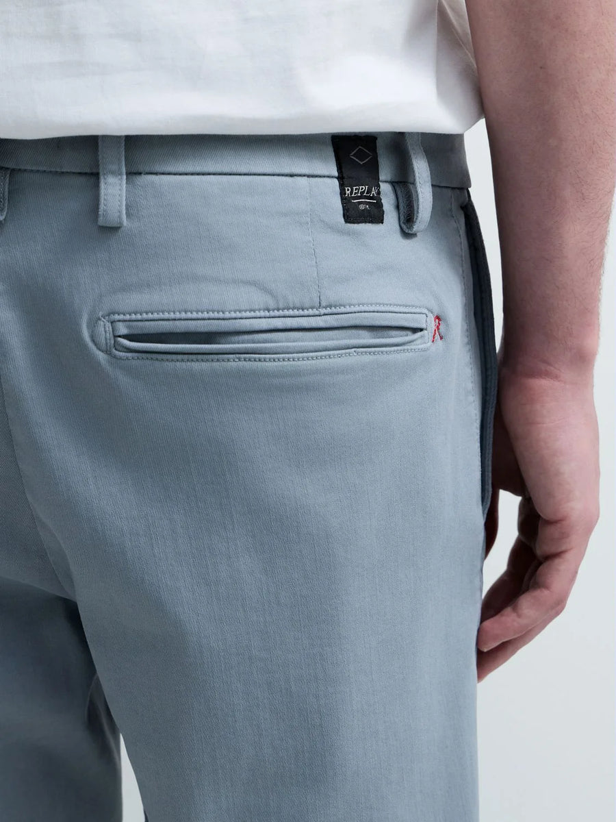 Nærbillede af baglomme på Replay Benni Regular Fit chino jeans i Pewter Blue lyseblå