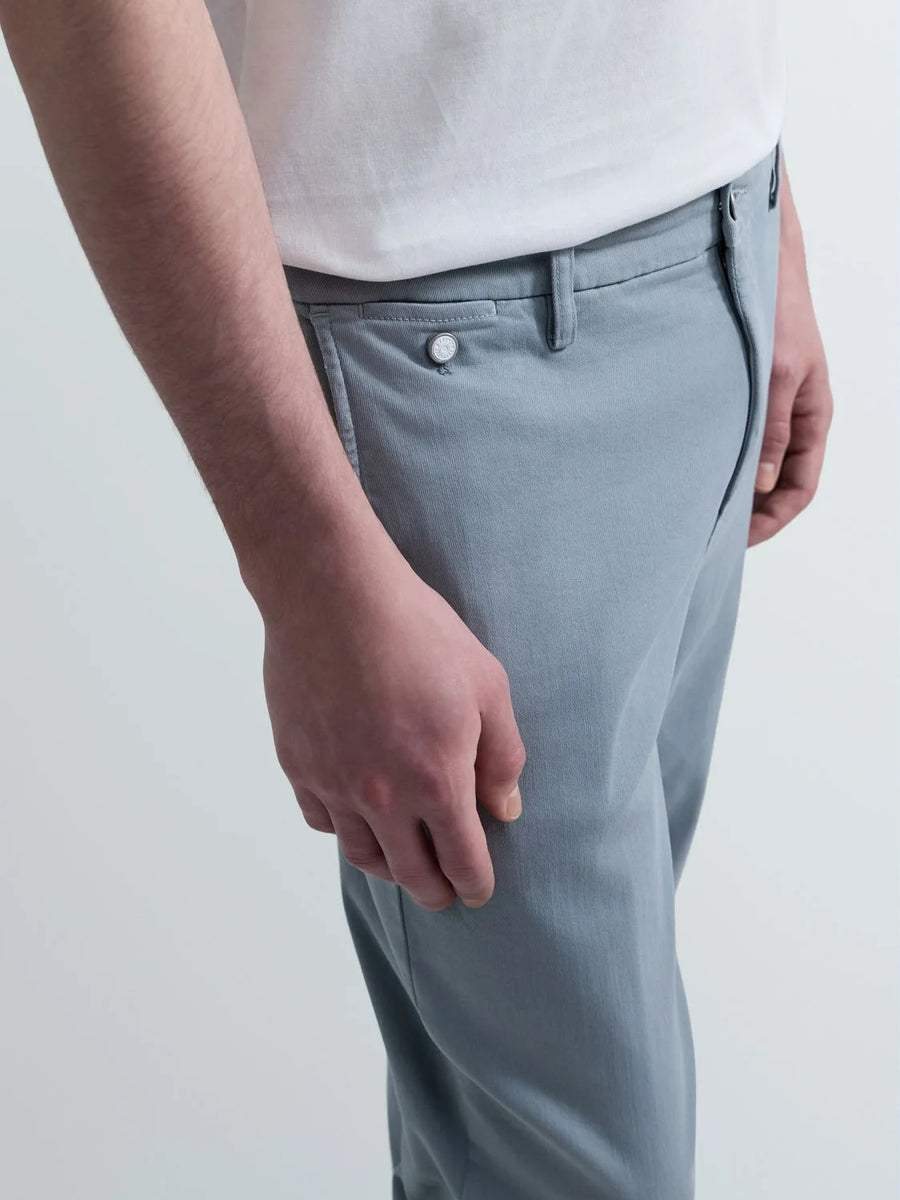 Replay Benni Regular Fit chino jeans i Pewter Blue lyseblå set fra siden