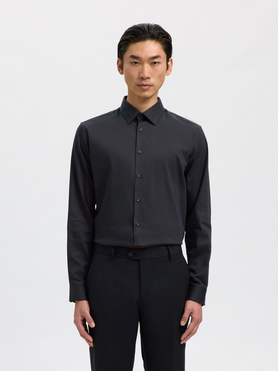 Selected Performance Stretch Slim Fit skjorte i sort – model set forfra