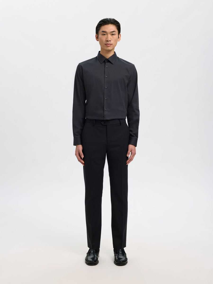 Selected Performance Stretch Slim Fit skjorte i sort – helfigur set forfra