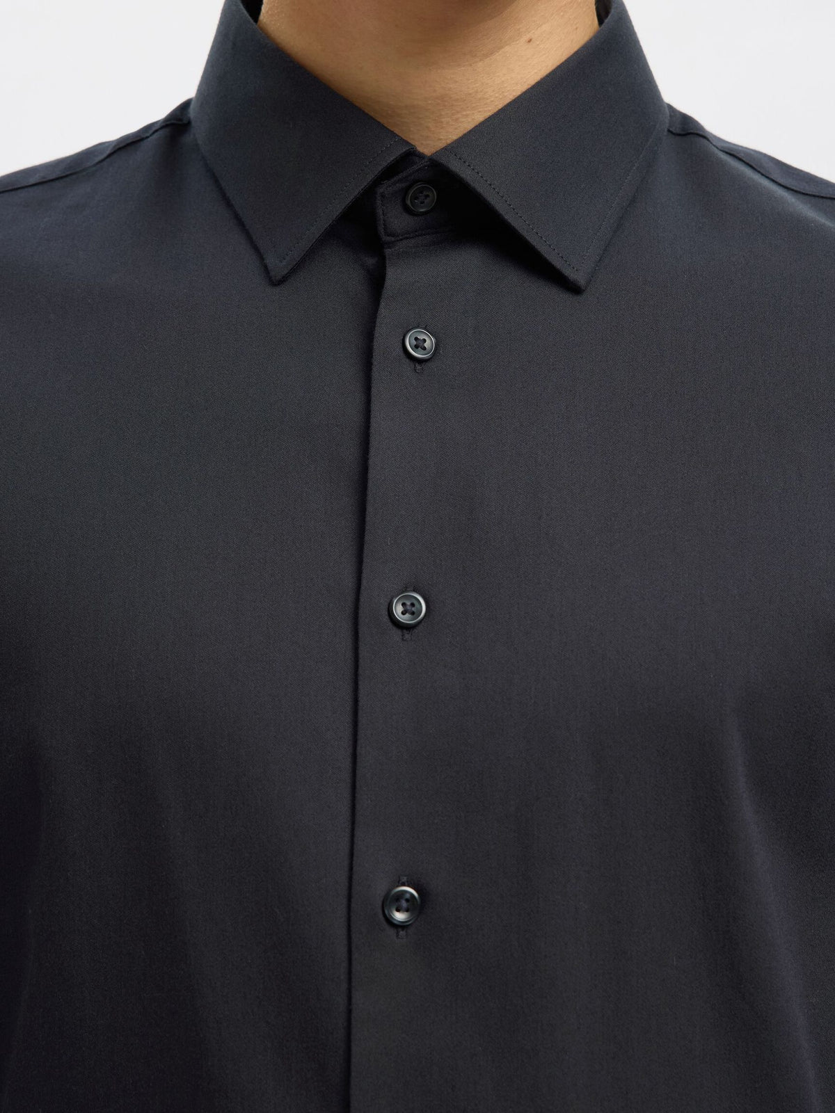 Nærbillede af krave og knapper på Selected Performance Stretch Slim Fit skjorte i sort