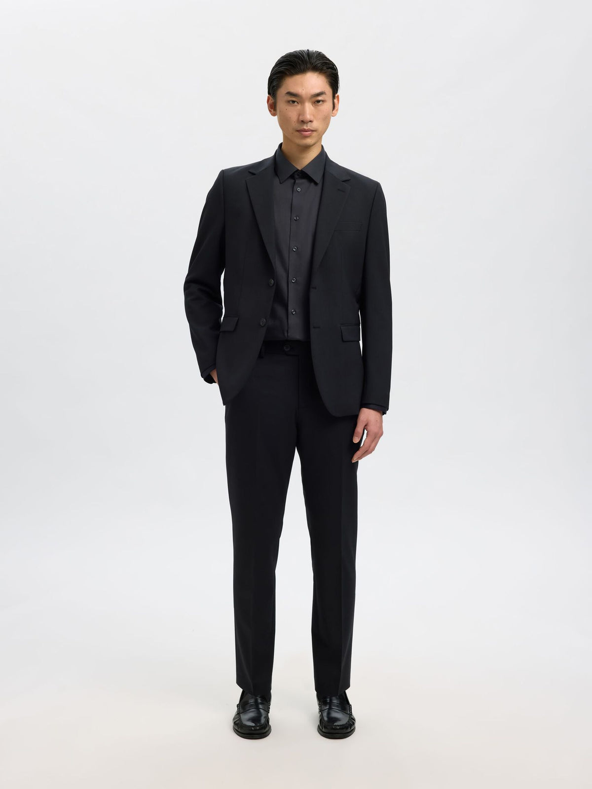 Selected Performance Stretch Slim Fit skjorte i sort stylet med sort blazer