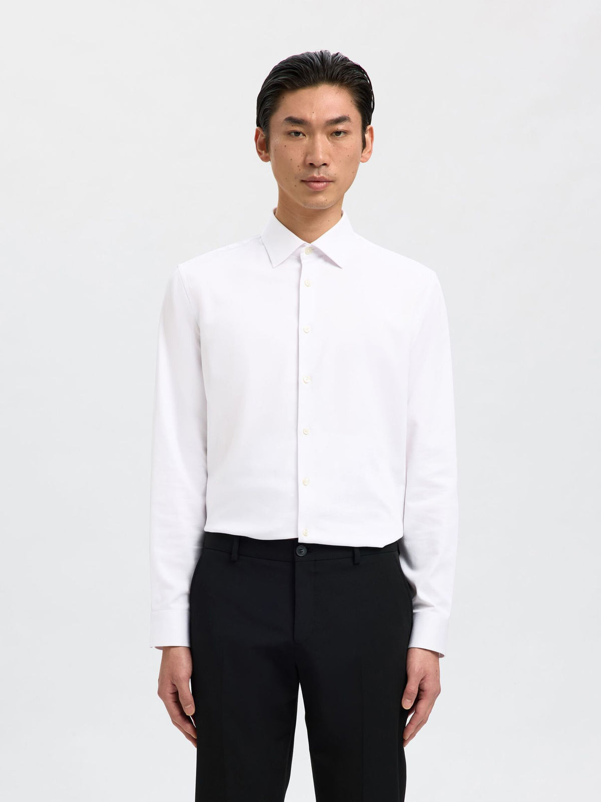 Selected Performance Stretch Slim Fit skjorte i hvid – model set forfra