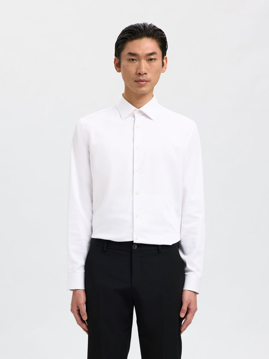 Selected Performance Stretch Slim Fit skjorte i hvid – model set forfra