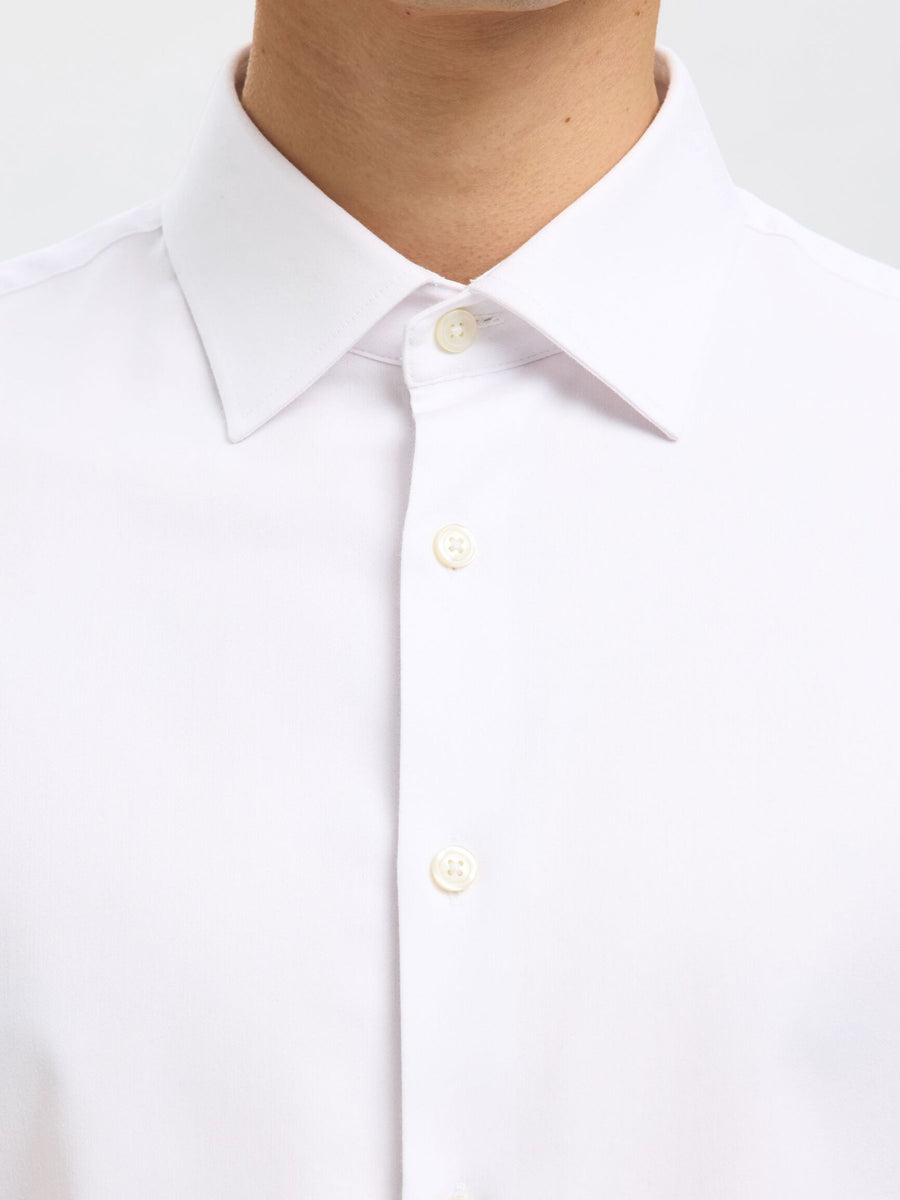 Nærbillede af krave og knapper på Selected Performance Stretch Slim Fit skjorte i hvid
