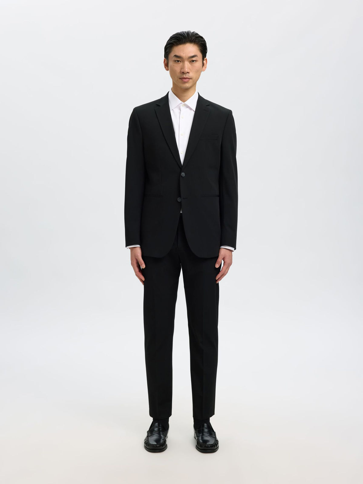 Selected Performance Stretch Slim Fit skjorte i hvid stylet med sort jakkesæt
