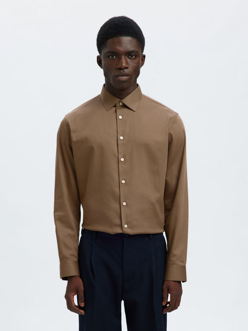 Selected Performance Stretch Slim Fit skjorte i Chocolate Chip brun – model set forfra
