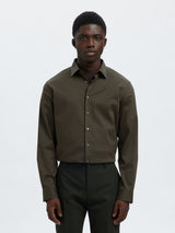 Selected Performance Stretch Slim Fit skjorte i Forest Night mørkegrøn – model set forfra