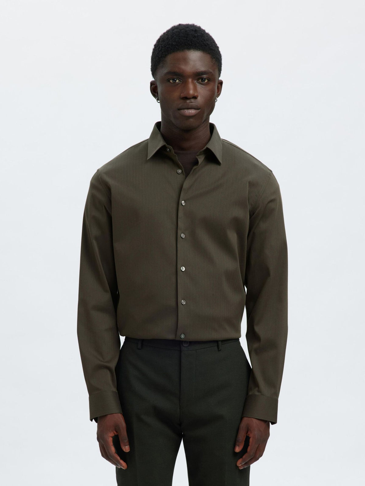 Selected Performance Stretch Slim Fit skjorte i Forest Night mørkegrøn – model set forfra