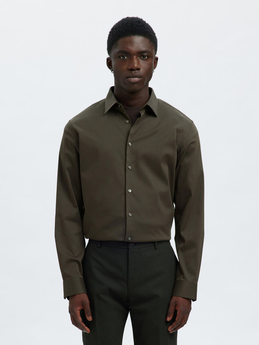 Selected Performance Stretch Slim Fit skjorte i Forest Night mørkegrøn – model set forfra