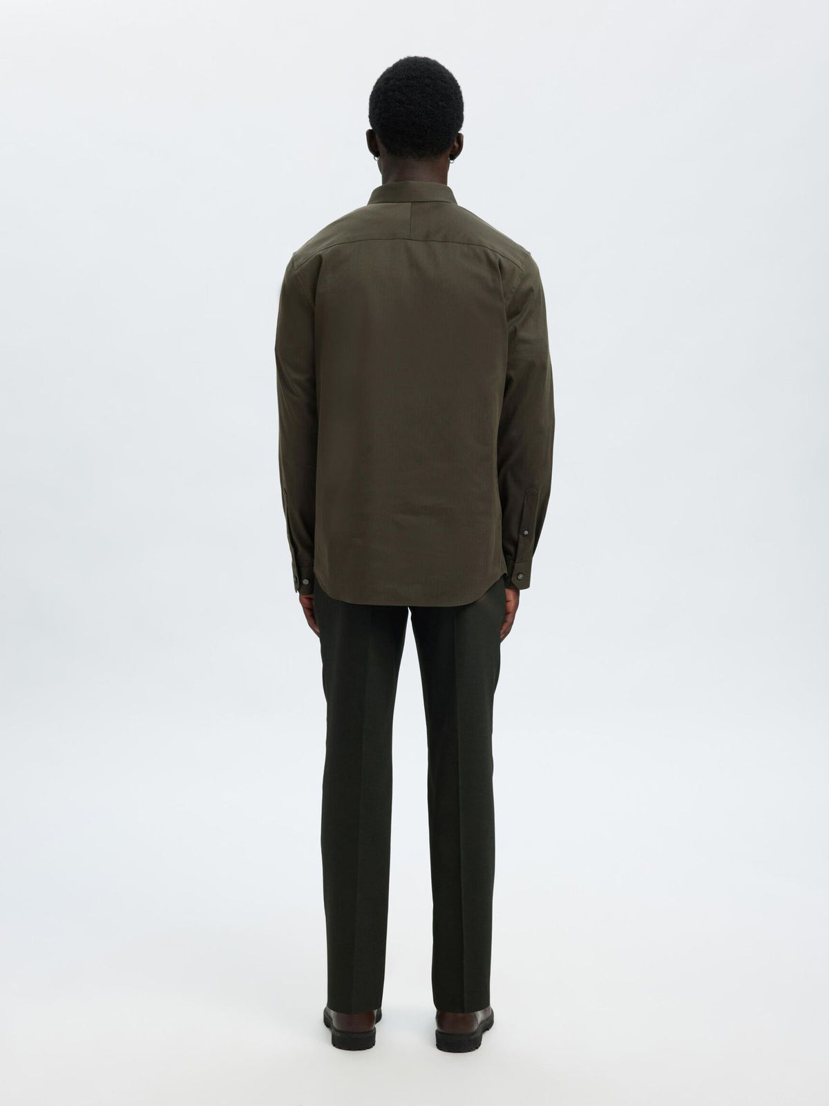 Selected Performance Stretch Slim Fit skjorte i Forest Night mørkegrøn set bagfra