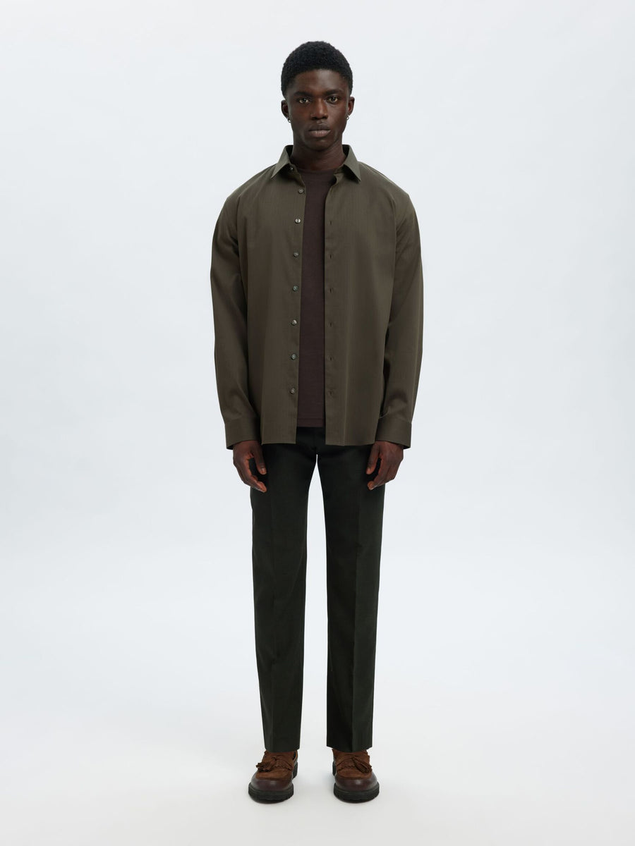 Selected Performance Stretch Slim Fit skjorte i Forest Night mørkegrøn – helfigur set forfra