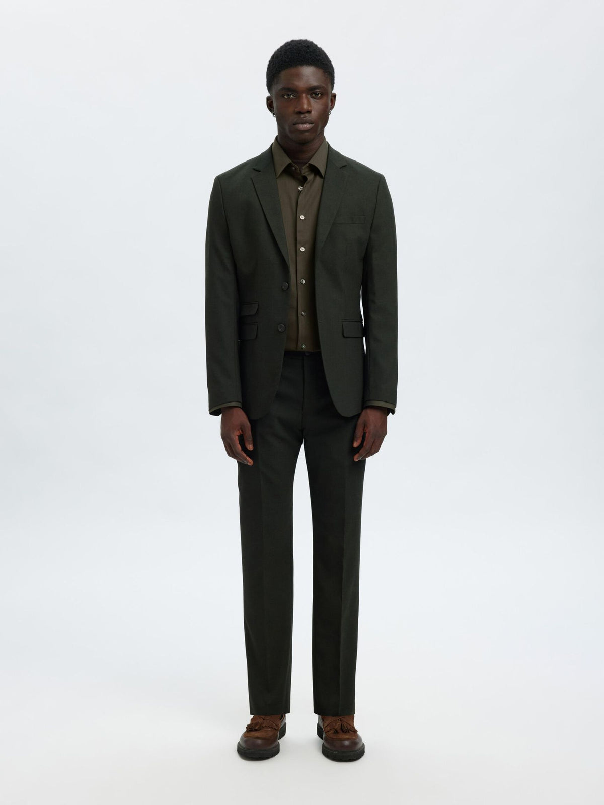 Selected Performance Stretch Slim Fit skjorte i Forest Night mørkegrøn stylet med mørk jakke