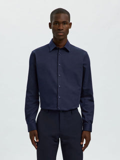 Selected Performance Stretch Slim Fit skjorte i Sky Captain navy – model set forfra