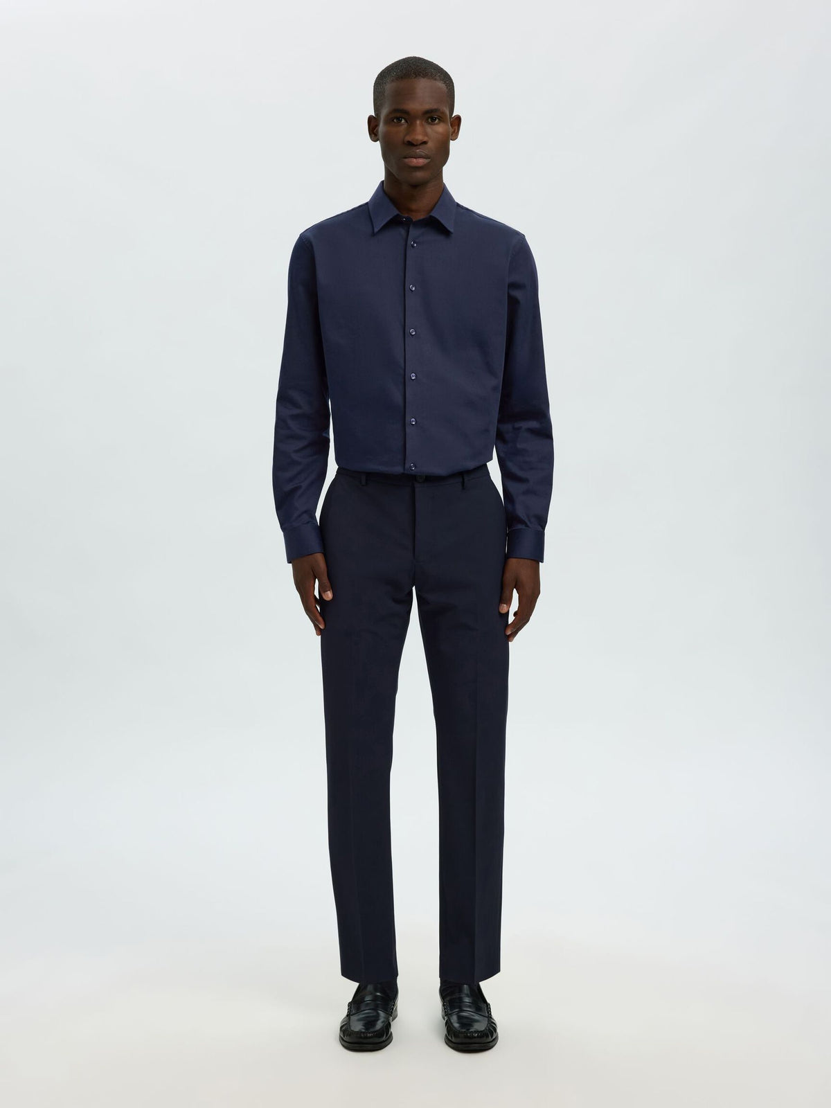 Selected Performance Stretch Slim Fit skjorte i Sky Captain navy – helfigur set forfra