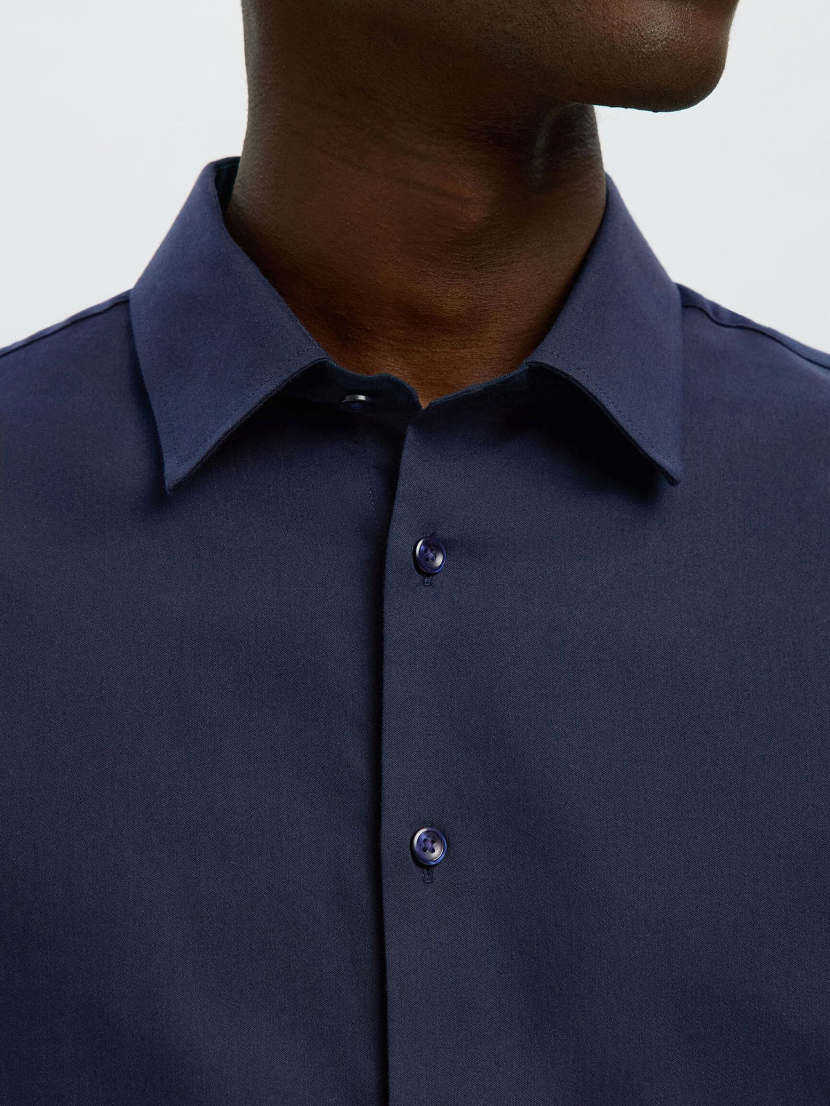Nærbillede af krave og knapper på Selected Performance Stretch Slim Fit skjorte i Sky Captain navy
