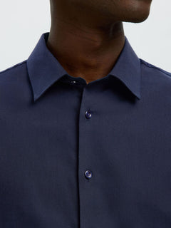 Nærbillede af krave og knapper på Selected Performance Stretch Slim Fit skjorte i Sky Captain navy