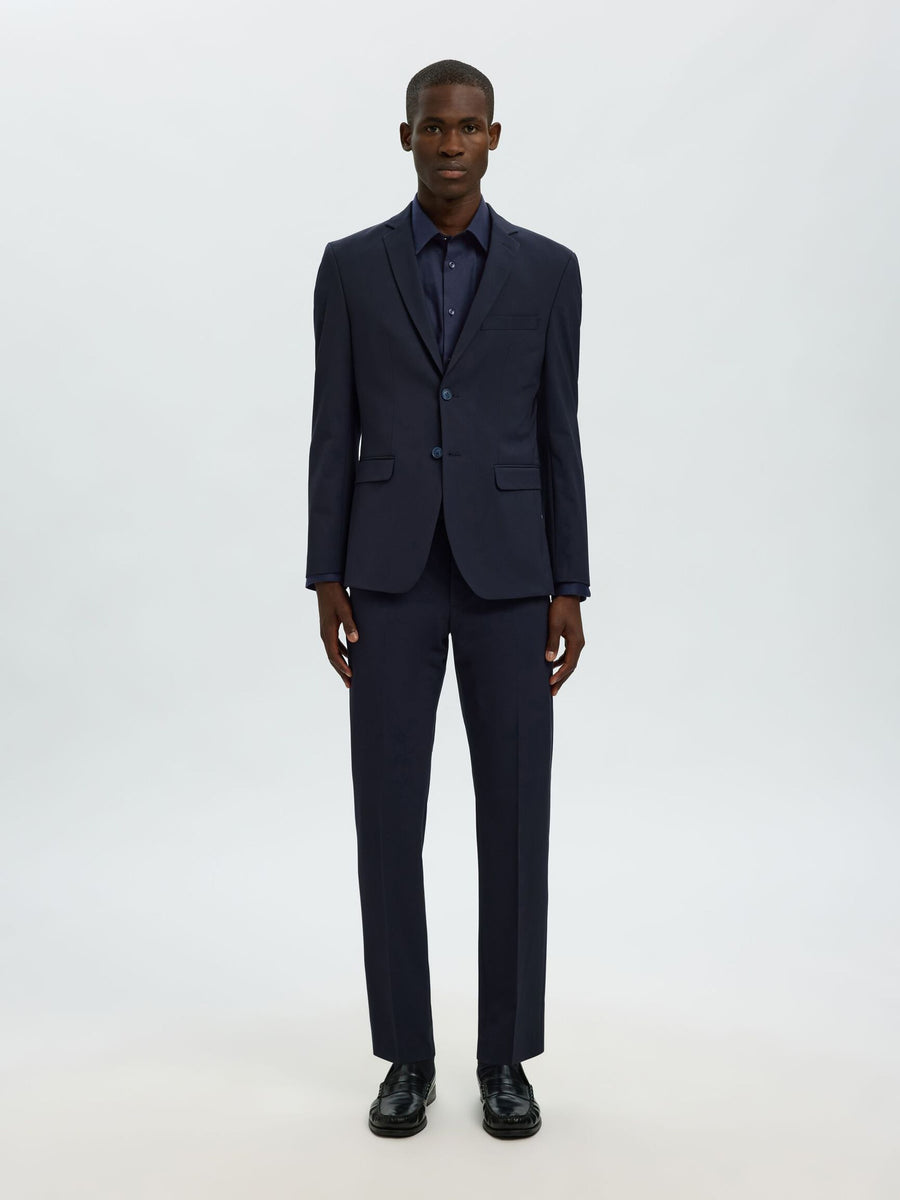 Selected Performance Stretch Slim Fit skjorte i Sky Captain navy stylet med mørk blazer