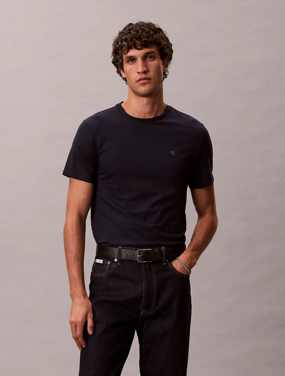 Calvin Klein Stretch Slim Fit T-shirt i Dark Sapphire mørkeblå – model set forfra