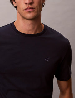 Nærbillede af halsudskæring og logo på Calvin Klein Stretch Slim Fit T-shirt i Dark Sapphire
