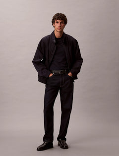 Calvin Klein Stretch Slim Fit T-shirt i Dark Sapphire stylet med sorte bukser – helfigur