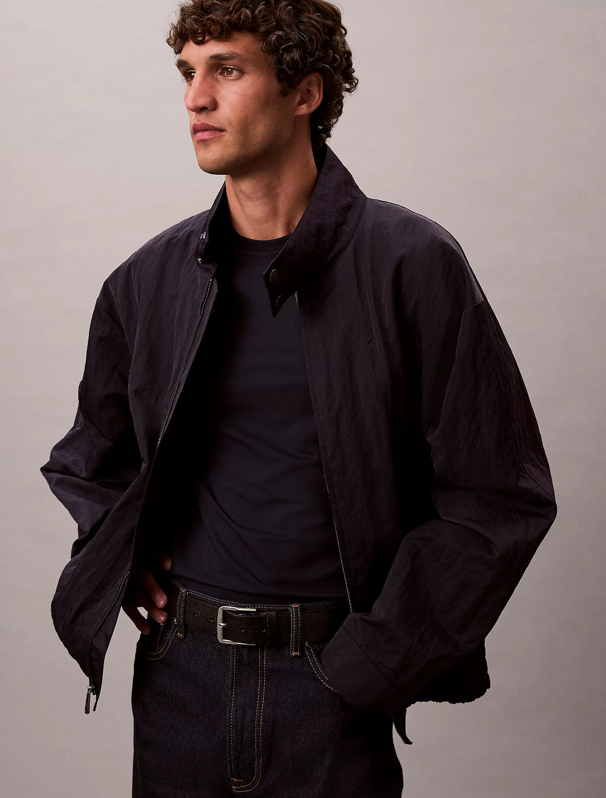 Calvin Klein Stretch Slim Fit T-shirt i Dark Sapphire stylet under sort jakke