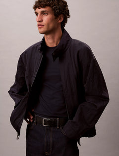 Calvin Klein Stretch Slim Fit T-shirt i Dark Sapphire stylet under sort jakke