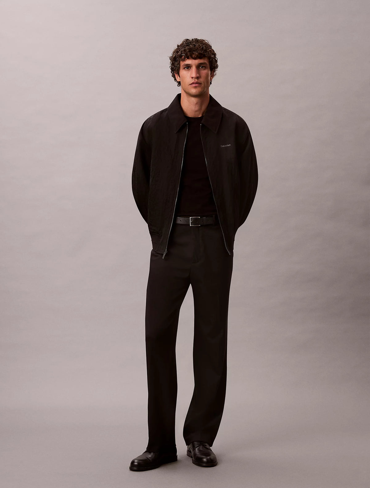 Calvin Klein Stretch Slim Fit T-shirt i sort stylet med sorte bukser – helfigur