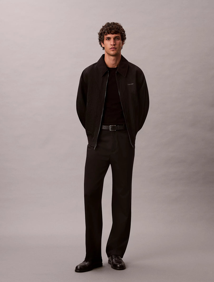 Calvin Klein Stretch Slim Fit T-shirt i sort stylet med sorte bukser – helfigur