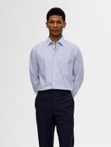 Selected Performance Stretch Slim Fit skjorte i lyseblå med True Navy striber – model set forfra