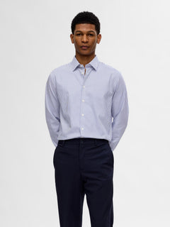 Selected Performance Stretch Slim Fit skjorte i lyseblå med True Navy striber – model set forfra