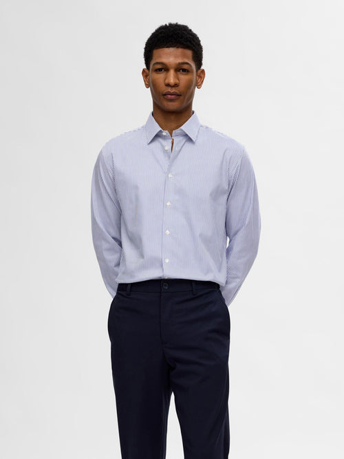 Selected Performance Stretch Slim Fit skjorte i lyseblå med True Navy striber – model set forfra